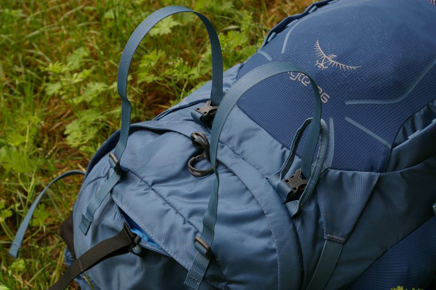 Popruhy na připevnění karimatky.