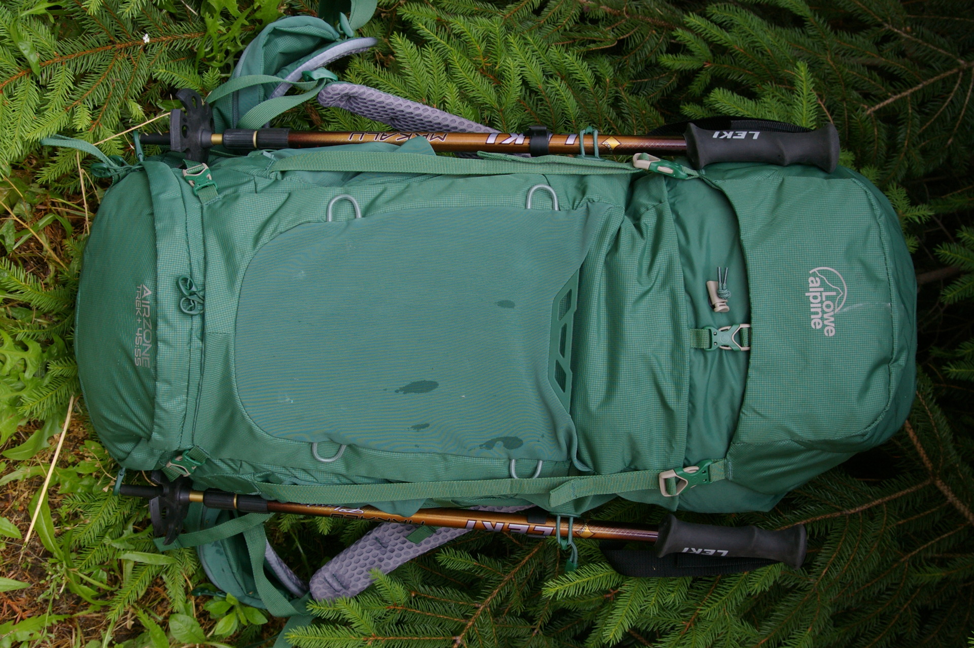 Trekové hůlky připevněné k batohu.