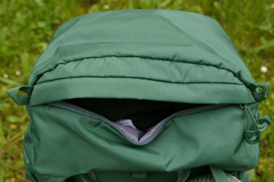 Venkovní kapsa víka se 2 poutky.