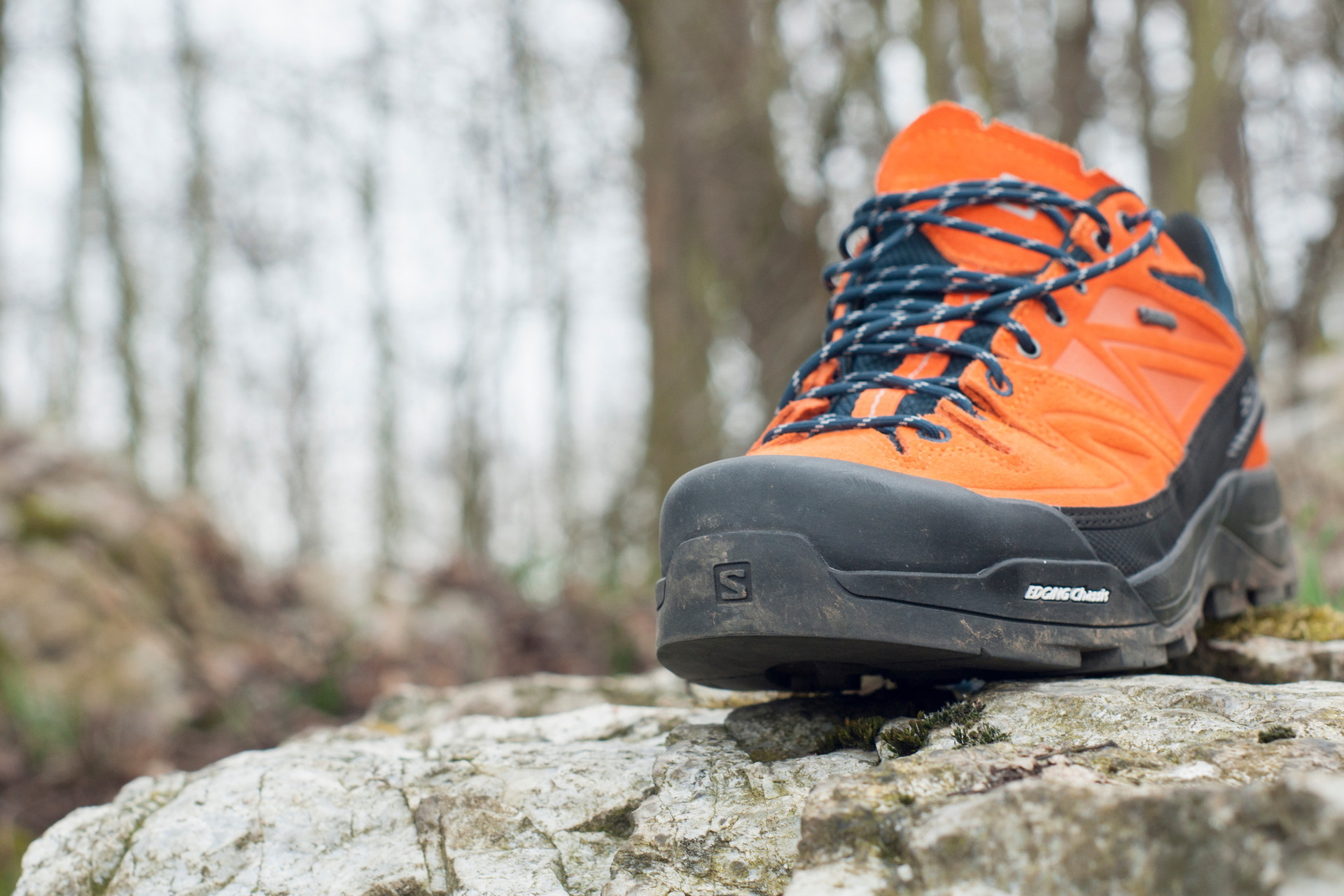 Špička je boty je z tvrdé a robustní gumy, jež chrání nohu při lezení