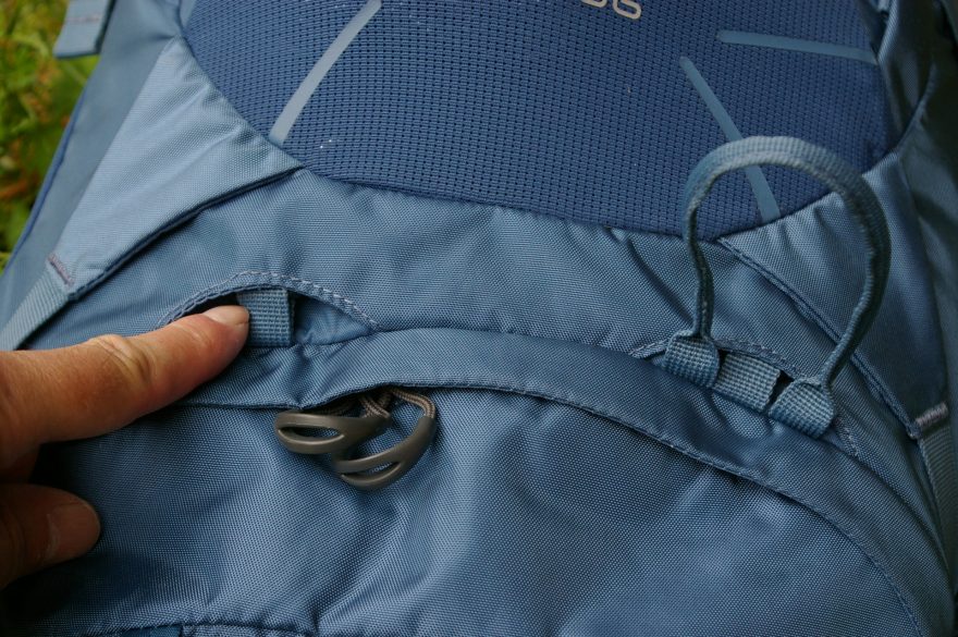 Skryté přezky po odepnutí popruhů.