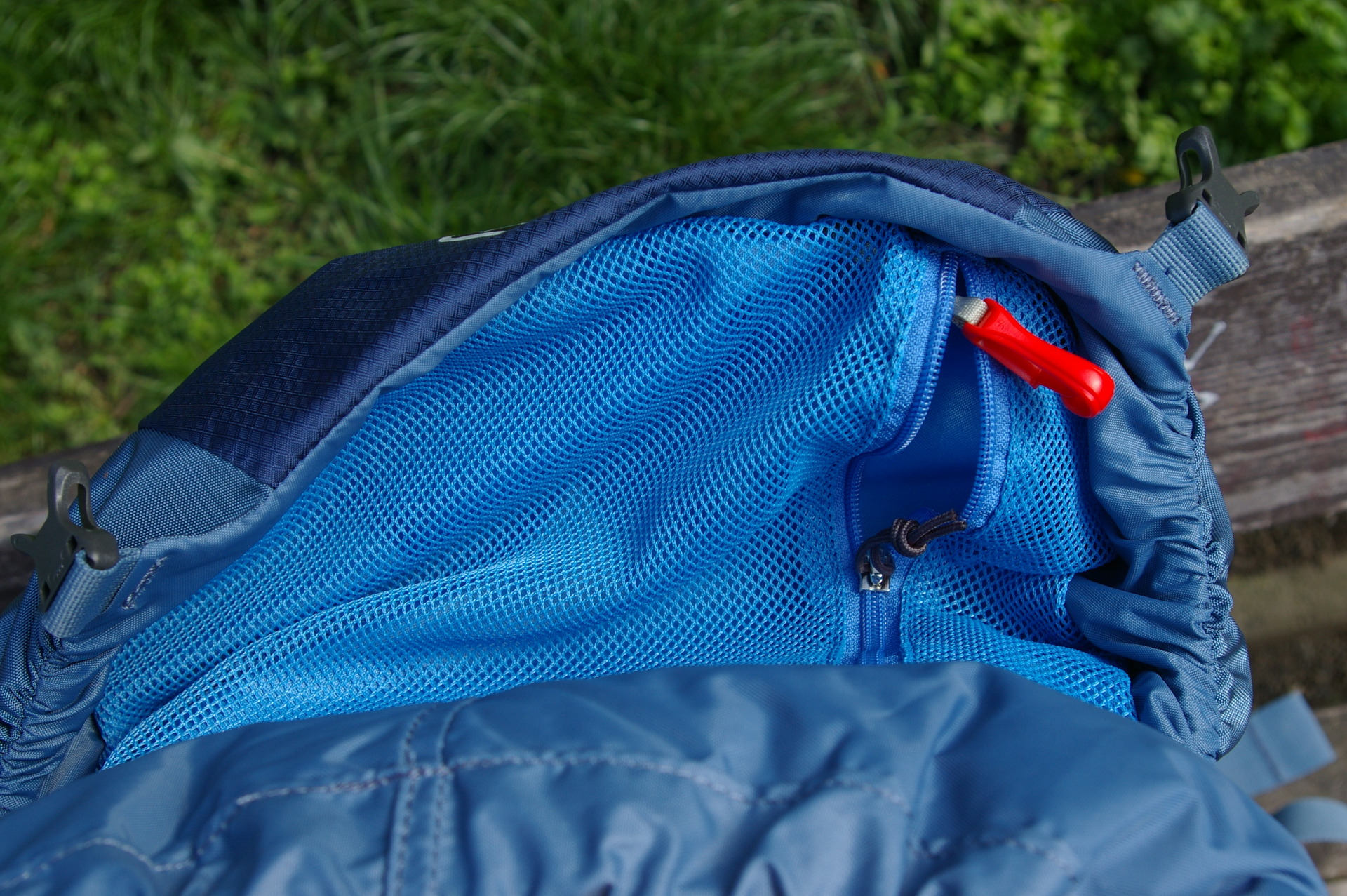 Vnitřní kapsa víka s karabinkou.