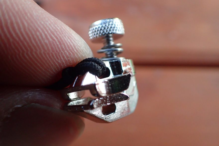 Dvě očka pro protažení táhla.