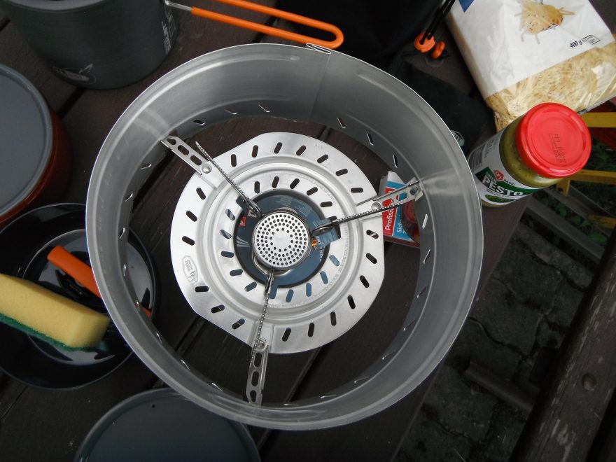 GSI Pinnacle Dualist s větrolamem  na vařiči.