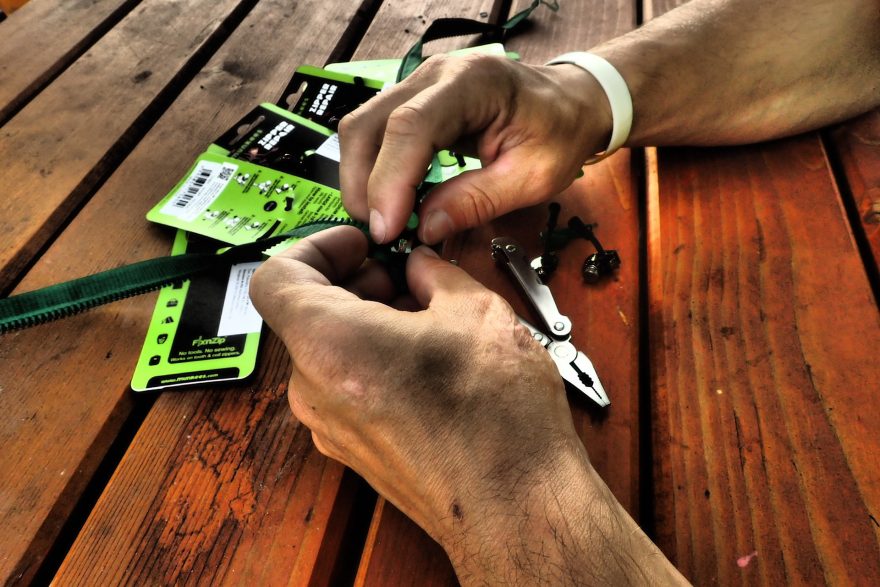 Nasazení náhradního jezdce na zip.