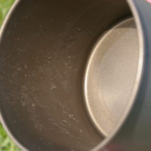 Nepřinavému povrchu hrnce jen vypláchnutí nestačí.