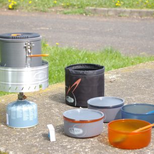 Sestavený GSI Pinnacle Dualist vařič s nádobím.