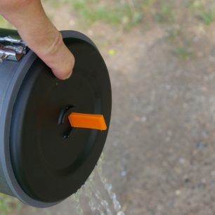 Slévání horké vody z těstovin.