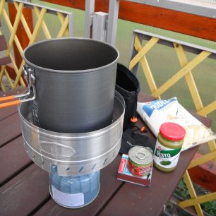 Větrolam na vařiči s hrncem.