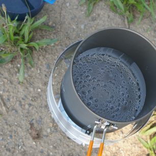 Voda začíná vřít.