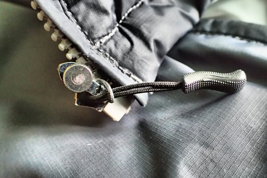 Výměna jezdce na kosticovém zipu na vestě Crazy Creek.