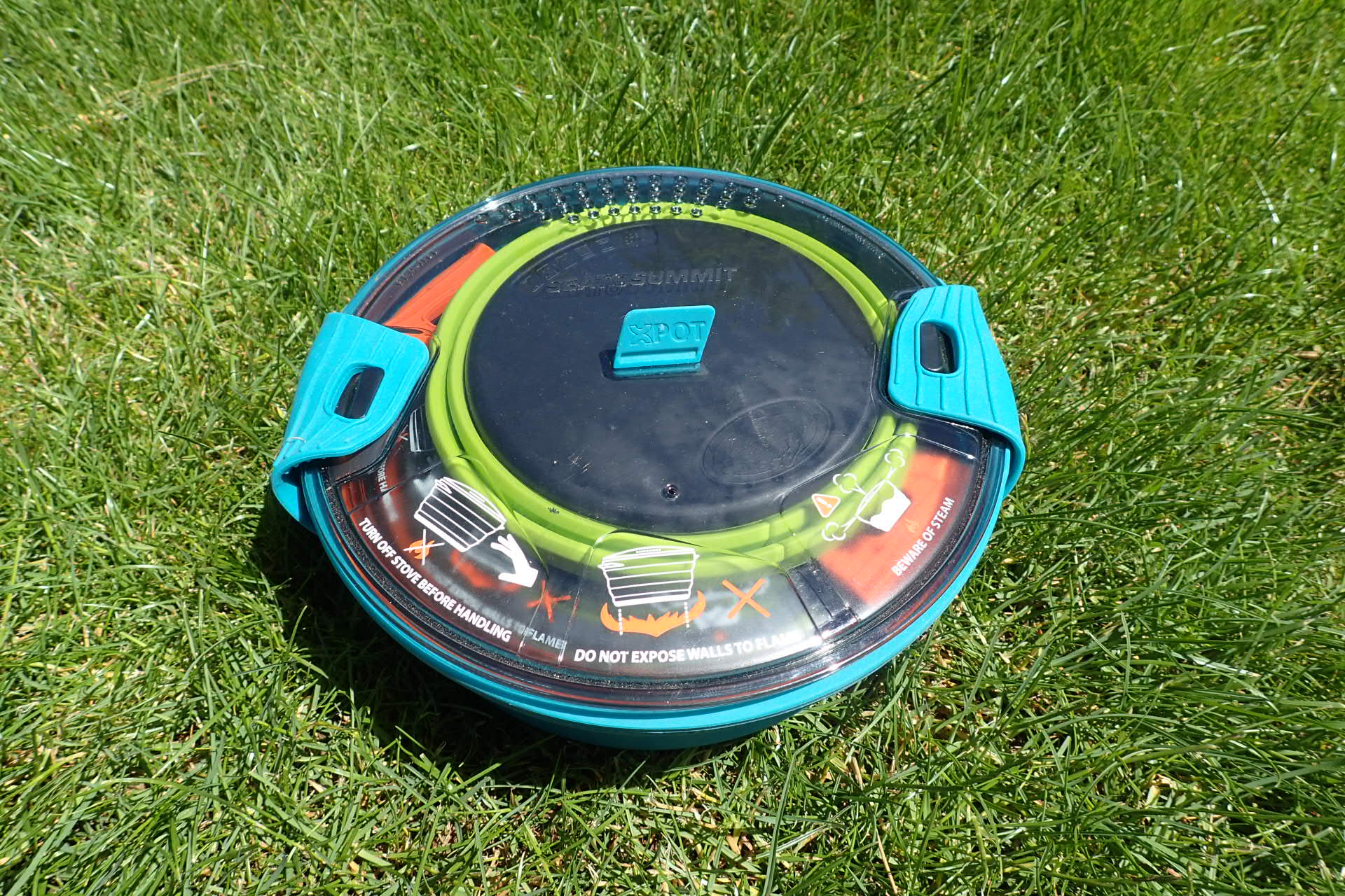 Komplet je v sobě. Ještě by se vešel jeden hrnek a panák!