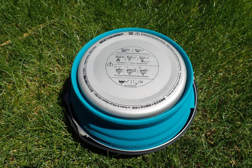 Na dně nádob najdete návod na použití a varovná upozornění.