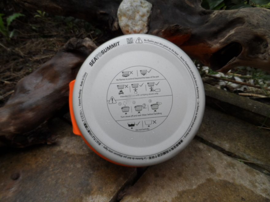 Návod na použití je i na dně nádobí.