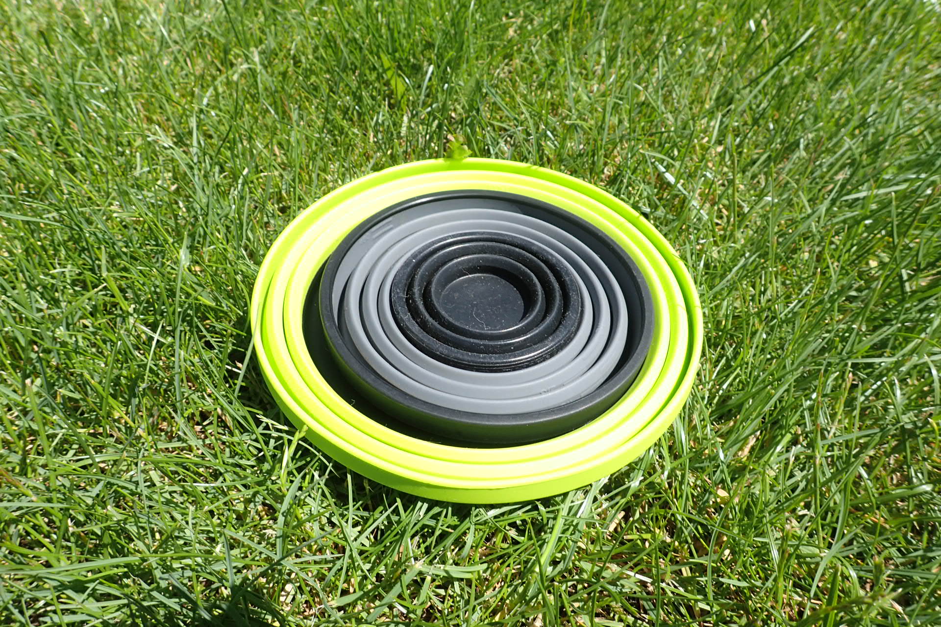 Složený panák, hrneček a miska.