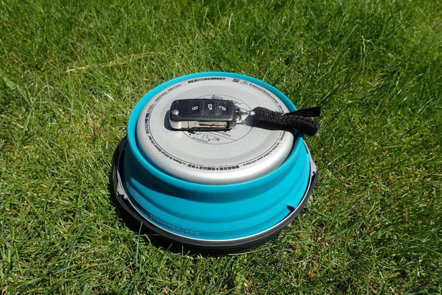 Velikostní srovnání s klíčem od auta.