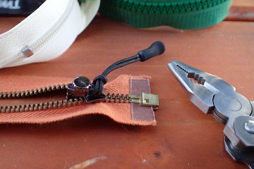 Výměna jezdce na kovovém zipu.