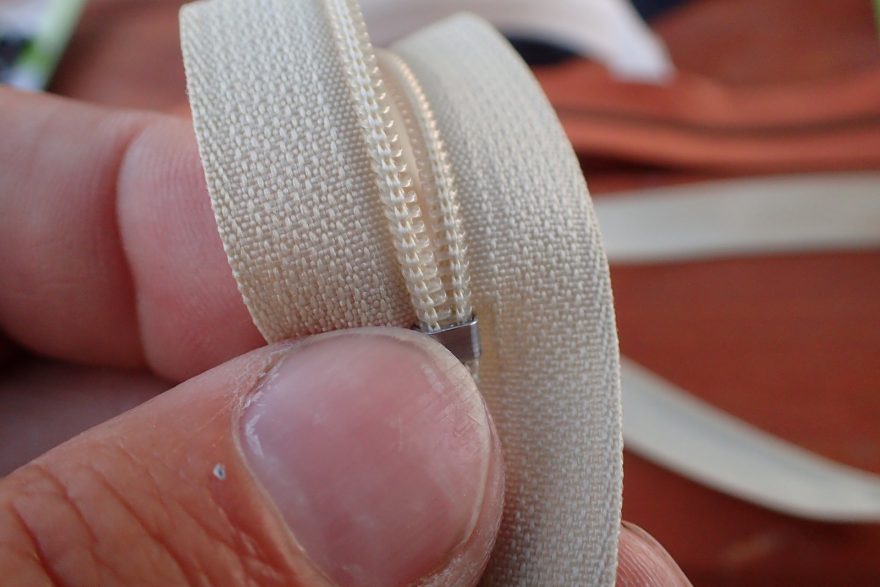 Zakončený drobný spirálový plastový zip.