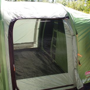 Boční vchod s moskytierou.