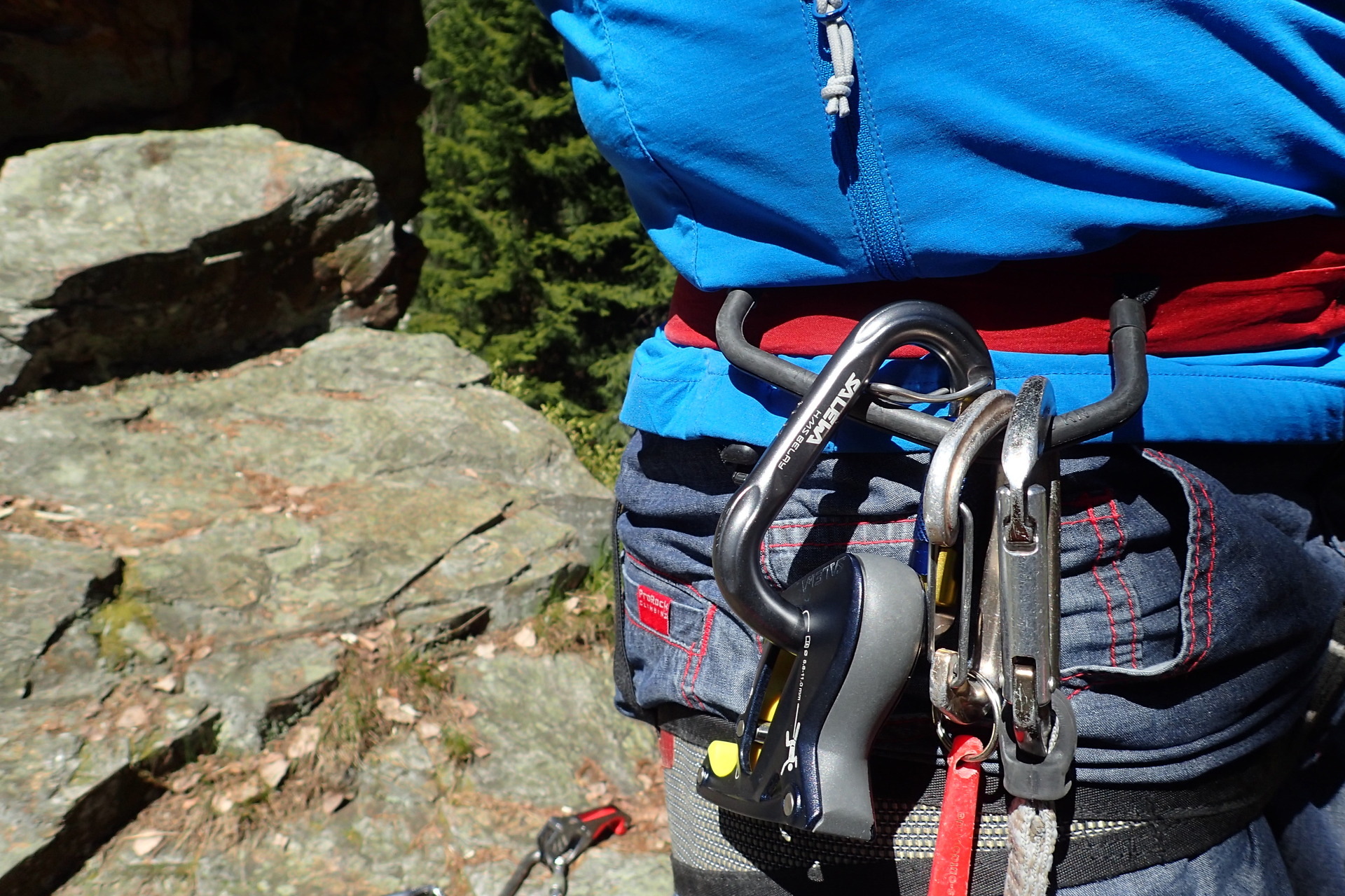 Další způsob zavěšení Erga do materiálového poutka.