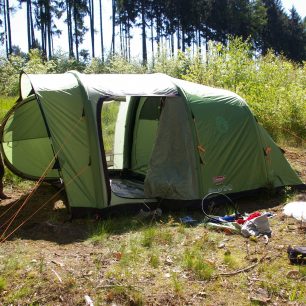 Dokončení stavby stanu.