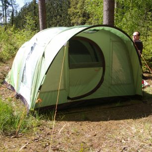 Dokončování vypínání stanu.