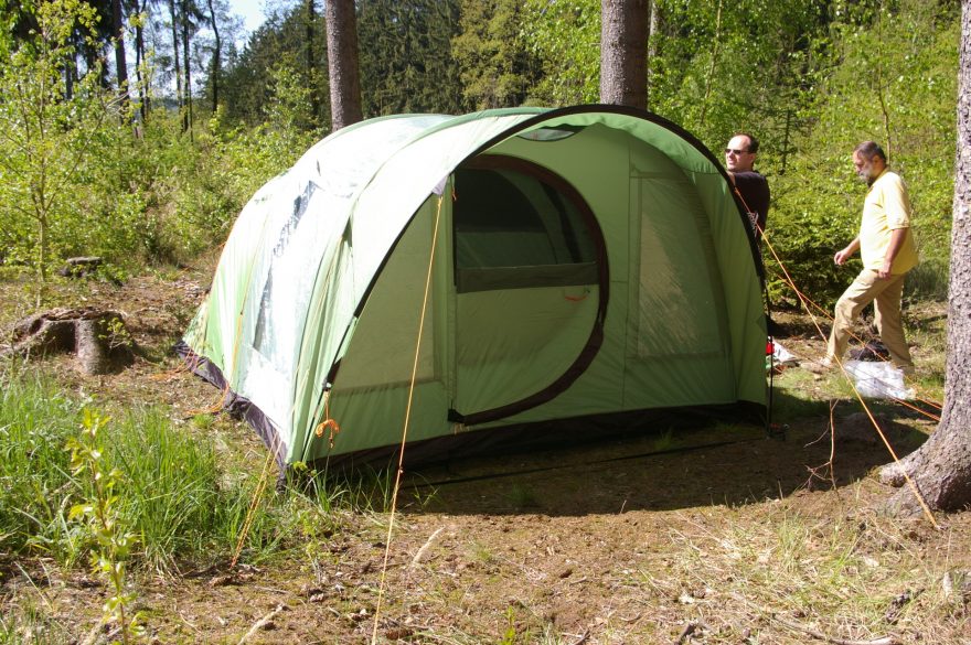 Dokončování vypínání stanu.