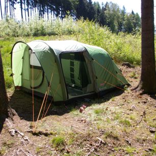 Hotový stan v lese.