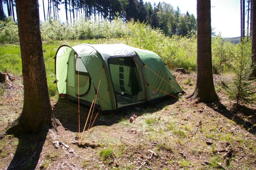 Hotový stan v lese.