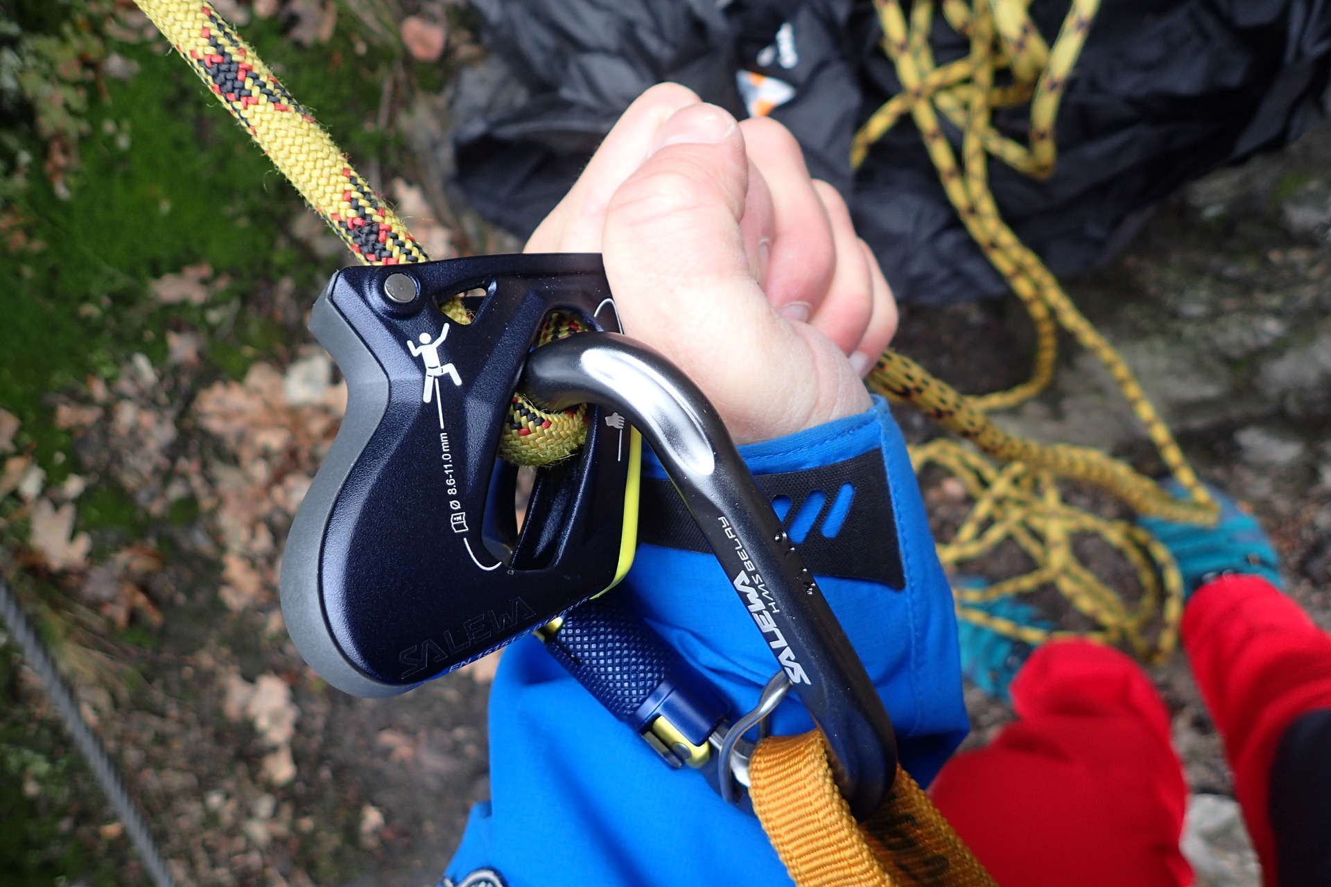 Jištění levou rukou.