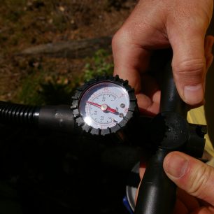 Manometr tlak 6 barů.