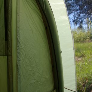 Natlakovaný oblouk při pohledu zevnitř.