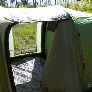 Otevřené boční vchody.