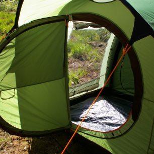 Otevřené vchodové dveře.