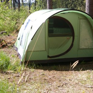 Pohled na stan Valdes zepředu od dveří.