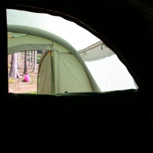 Pohled z ložnice ven.