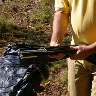 Potřebné tyčky na stavbu stanu Valdes.