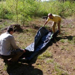 Rozkládání stanu a příprava na jeho stavbu.