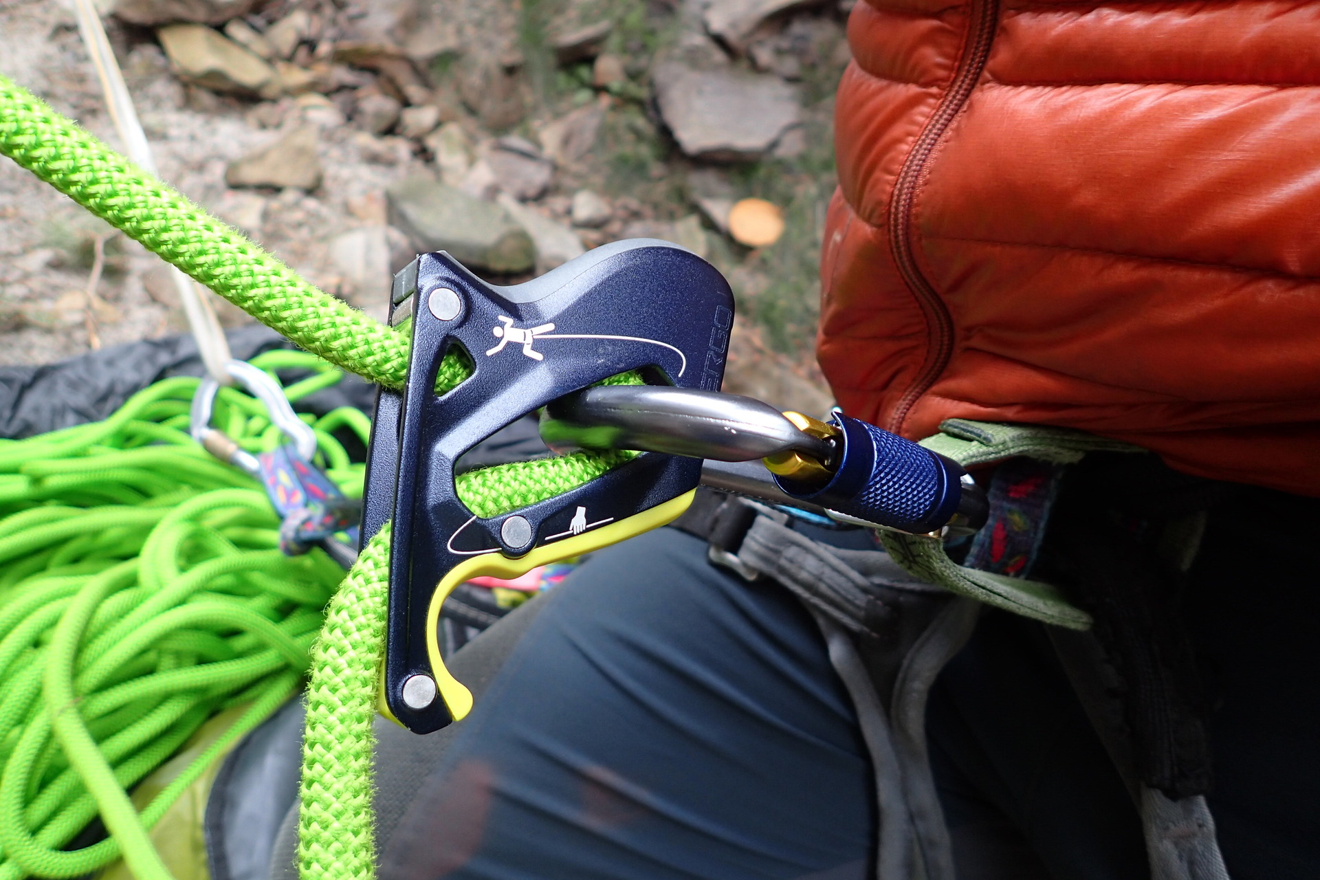 Správnou polohu karabiny v jisticím oku zajišťuje drátěná příčka.