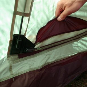 Tyčky od vchodových dveří skryté zipem.