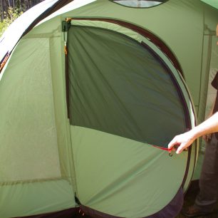 Vchodové vyztužené dveře tyčkami.