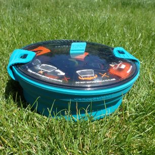 Všechno kromě pánvičky a talíře je v sobě.