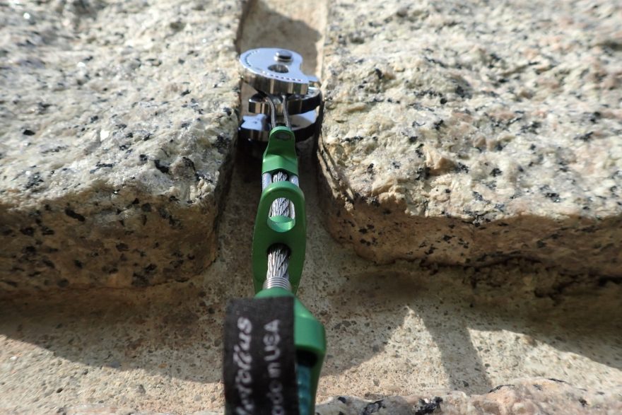 Friend založený do téměř souběžné spáry.