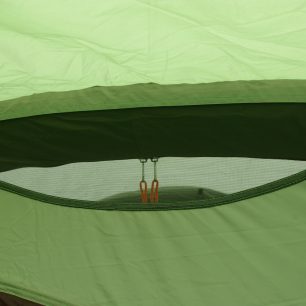 Větrání nad vchodem zepředu.