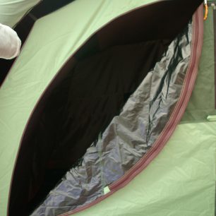 Vstup do ložnice zvenku.