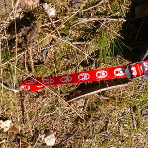 Výrazné poutka kotvení podlážky.