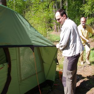 Zasunování tyček do přední stříšky.