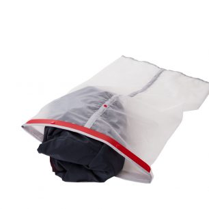 Obal na praní, který zachycuje plastové částice.