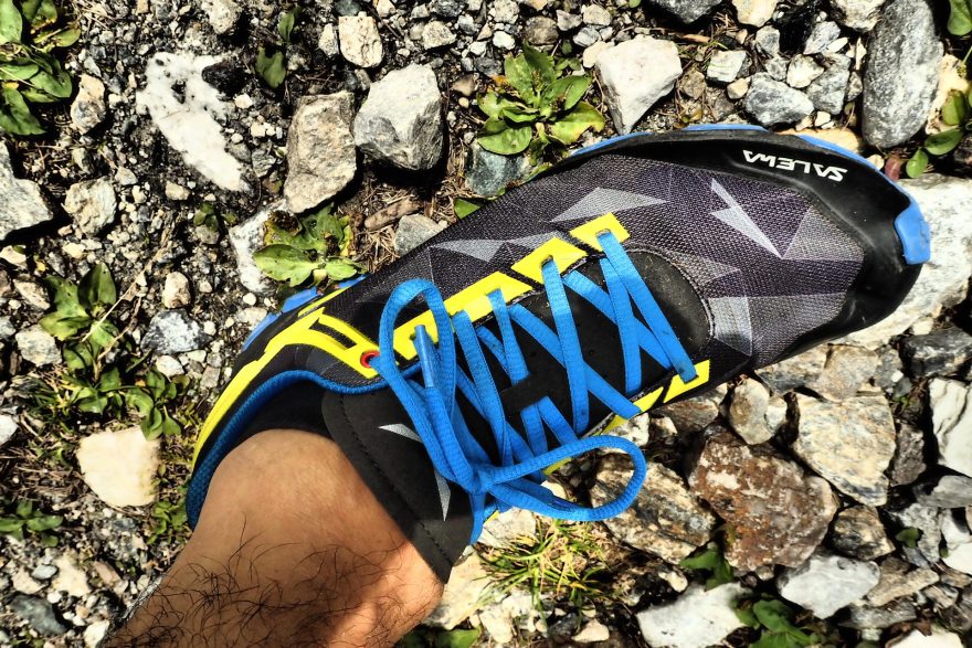 Detail šněrování.