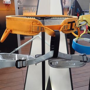 RAY - nový sedák ze Singing Rocku. Klasická konstrukce se sponou Rock and Lock..